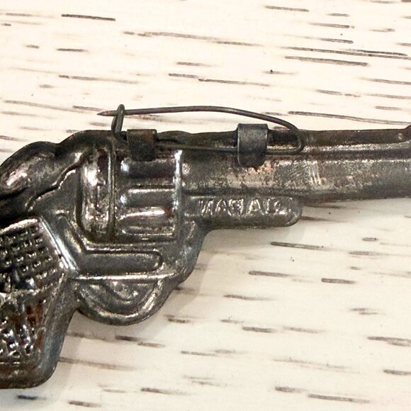 Vintage PISTOL Gun Pressed Tin Metal Pin Novelty Brooch 1950s Revolver Japan - Picture 3 of 5